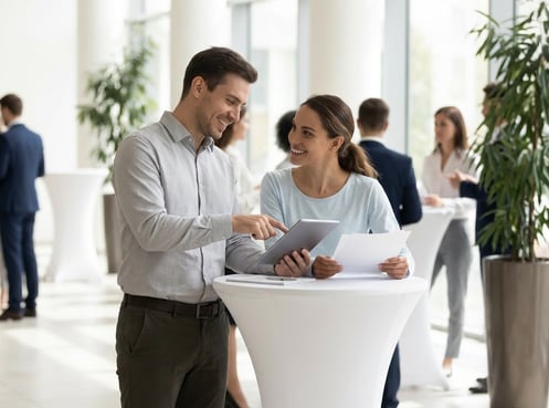 Daisy en Barry in overleg tijdens beurs Daisy en Barry in overleg tijdens beurs